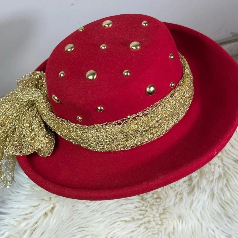 Elegant Foeskin wool Red Hat with Gold Accents